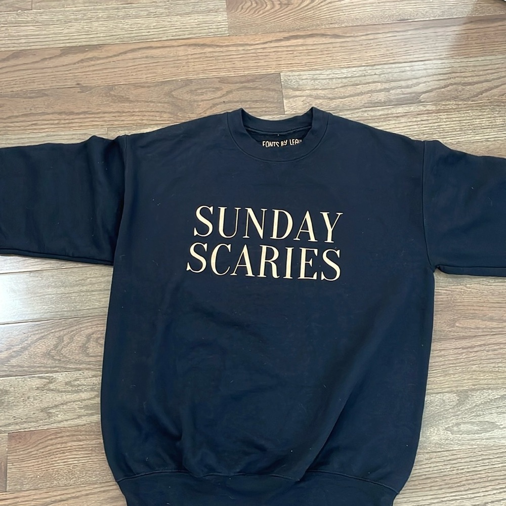 Size medium. It’s much more darker also in person.